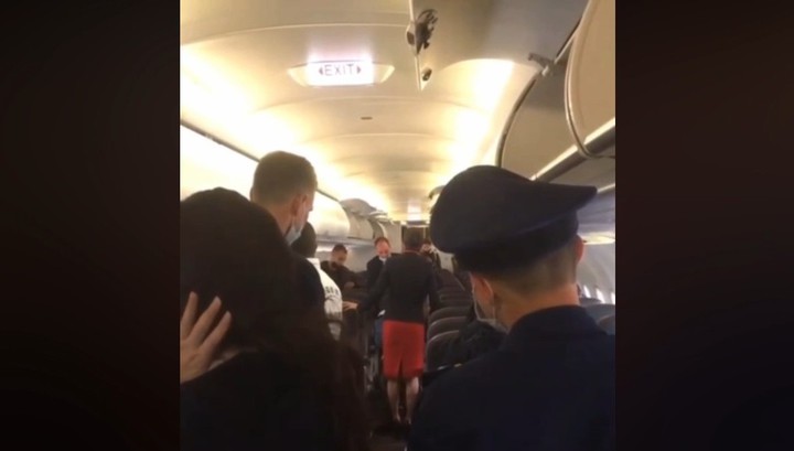Пассажиры устроили драку в самолете после приземления в Домодедове