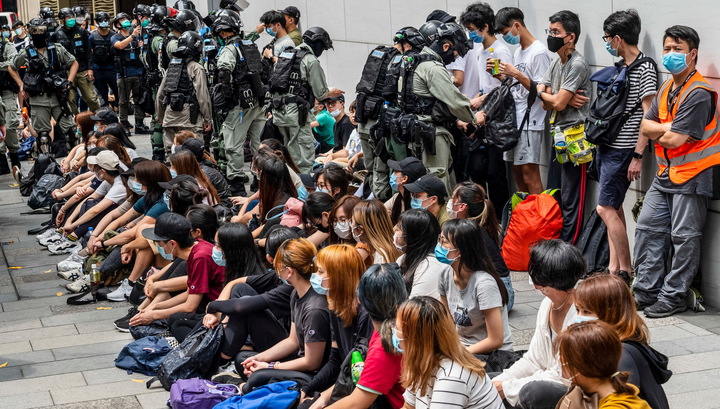 Великобритания обещает упрощение получения гражданства для гонконгцев