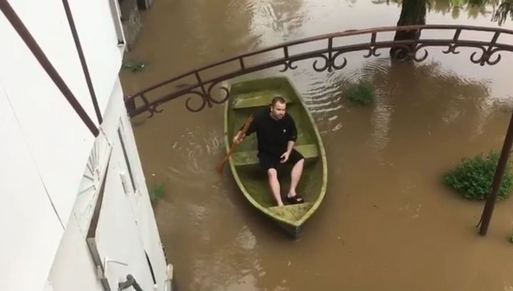 Жители Химок достали лодки после затяжных дождей