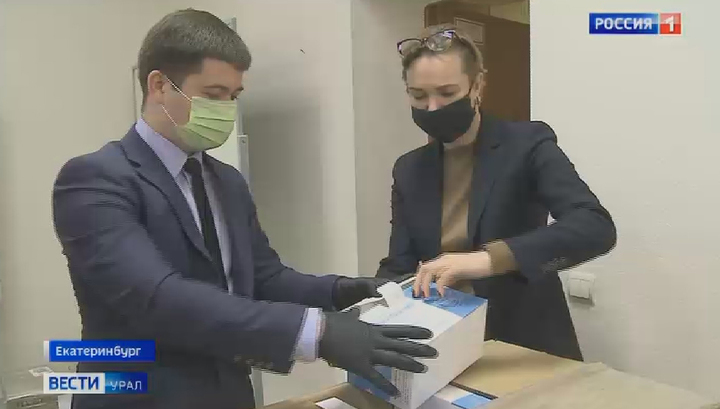 Подарок из Китая: в Екатеринбург привезли сорок тысяч защитных масок