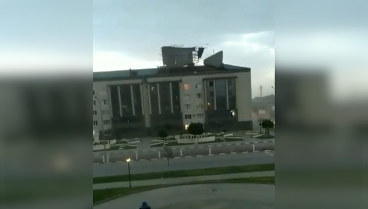 Срывал крыши и рвал провода: разрушения от урагана в Чечне попали на видео