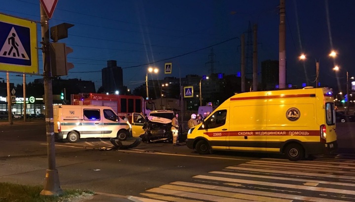 Инкассаторская машина перевернулась после столкновения с каршерингом в Петербурге. Видео