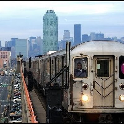Два вагона поезда сошли с рельсов в метро Нью-Йорка Два вагона поезда сошли с рельсов в метро Нью-Йорка