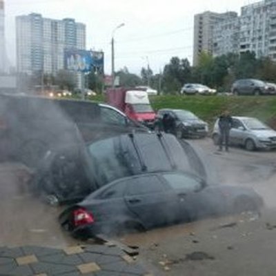В Самаре легковая машина провалилась под асфальт В Самаре легковая машина провалилась под асфальт
