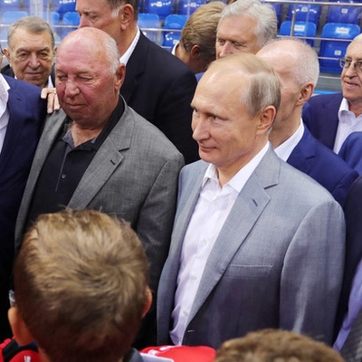 Путин посмотрел матч юных хоккеистов вместе с ветеранами легендарной серии 1972 года Путин посмотрел матч юных хоккеистов вместе с ветеранами легендарной серии 1972 года