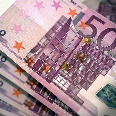 Курс евро в ходе биржевых торгов опустился ниже 72 рублей Курс евро в ходе биржевых торгов опустился ниже 72 рублей