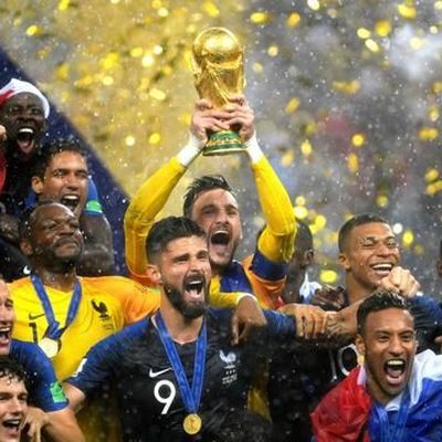 Футболисты сборной Франции, выигравшие чемпионат мира, прилетели в Париж Футболисты сборной Франции, выигравшие чемпионат мира, прилетели в Париж