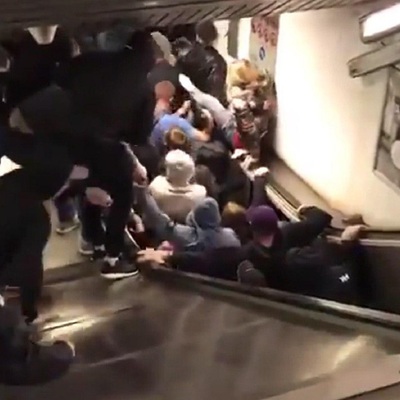 Девочка с братом в коляске упали с эскалатора в торговом центре Москвы Девочка с братом в коляске упали с эскалатора в торговом центре Москвы
