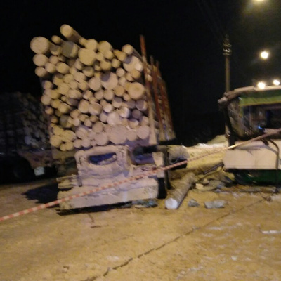 В Сыктывкаре после ДТП с рейсовым автобусом и лесовозом закроют дорогу В Сыктывкаре после ДТП с рейсовым автобусом и лесовозом закроют дорогу