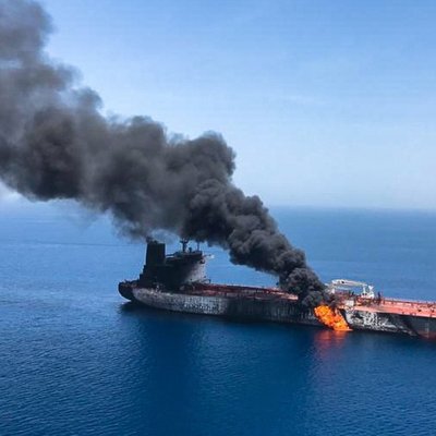 Экипаж постарадавшего в Оманском заливе танкера поднят на борт американского ракетного эсминца Экипаж постарадавшего в Оманском заливе танкера поднят на борт американского ракетного эсминца