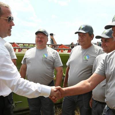 Медведев призвал сделать продажу готовой продукции приоритетом агроэкспорта Медведев призвал сделать продажу готовой продукции приоритетом агроэкспорта