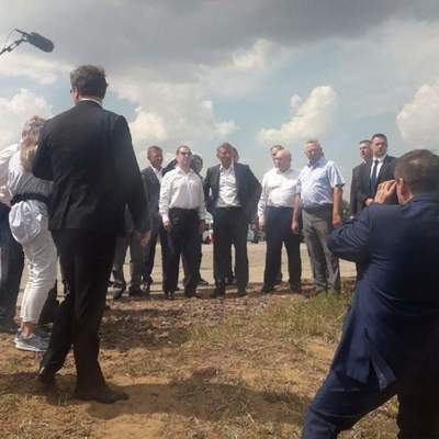 Медведев посетил завод комбикормов и осмотрел элеватор в Курской области Медведев посетил завод комбикормов и осмотрел элеватор в Курской области