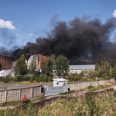 Площадь пожара на складе в Санкт-Петербурге увеличилась до 4 тысяч квадратных метров Площадь пожара на складе в Санкт-Петербурге увеличилась до 4 тысяч квадратных метров