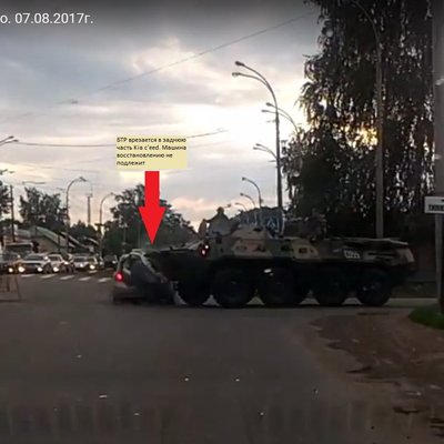 В Костроме произошло ДТП с участием БТР и легкового автомобиля В Костроме произошло ДТП с участием БТР и легкового автомобиля