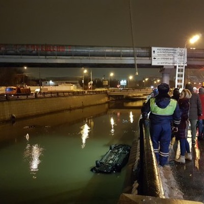 На востоке Москвы легковой автомобиль упал в реку Яузу На востоке Москвы легковой автомобиль упал в реку Яузу