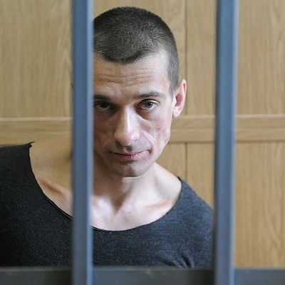 Павленский, находящийся под стражей во Франции, не отвечает на вопросы следователей Павленский, находящийся под стражей во Франции, не отвечает на вопросы следователей
