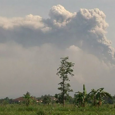 В Индонезии зафиксированы новые выбросы дыма и пепла вулкана на острове Ява