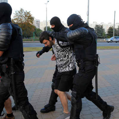 В центре Минска начались новые задержания протестующих В центре Минска начались новые задержания протестующих