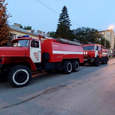 В Уфе горит кровля административного здания В Уфе горит кровля административного здания