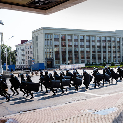Спецтехника, автобусы с силовиками и военные грузовики стягиваются в центр Минска Спецтехника, автобусы с силовиками и военные грузовики стягиваются в центр Минска