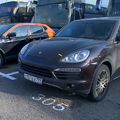 Porsche Cayenne арестовали в Москве из-за долгов владельца на 700.000 рублей Porsche Cayenne арестовали в Москве из-за долгов владельца на 700.000 рублей