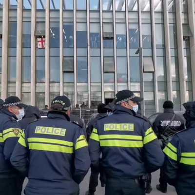 Полиция применила слезоточивый газ у здания Тбилисского суда Полиция применила слезоточивый газ у здания Тбилисского суда