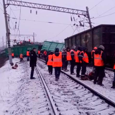 Последствия схода 17 вагонов грузового поезда в Хабаровском крае устраняют более 200 железнодорожников Последствия схода 17 вагонов грузового поезда в Хабаровском крае устраняют более 200 железнодорожников