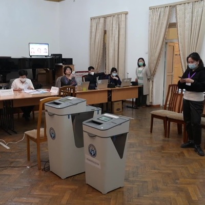 Три провластные партии лидируют на парламентских выборах в Киргизии