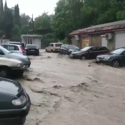 Река Водопадная вышла из берегов в Ялте Река Водопадная вышла из берегов в Ялте