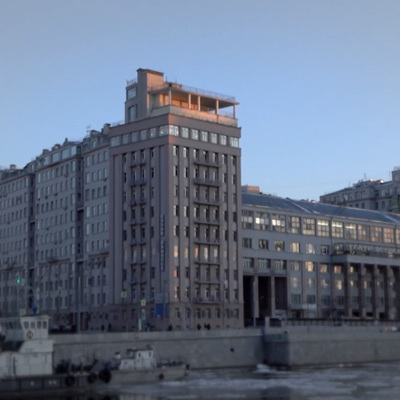 Окнами на кремль из истории дома на набережной