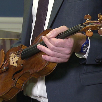 Скрипка париж. Скрипку 19 века нашли на. Энрико Тедди музыкант. Возле мусорного бака нашли скрипку.