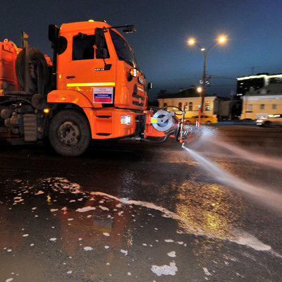 Московские дороги и тротуары сегодня промоют с шампунем, чтобы удалить мазутные и масляные пятна