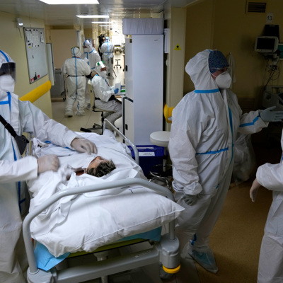 Количество госпитализаций из-за коронавируса в России за сутки составило 9 900