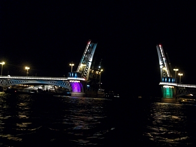 На Неве развели мосты для репетиции Главного военно-морского парада На Неве развели мосты для репетиции Главного военно-морского парада