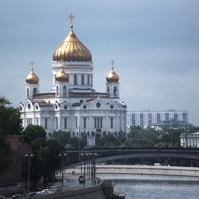 Напротив церкви