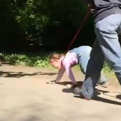 Поводок для детей. Животные на прогулке. Поводок для детей. Детей водят на поводке. Дрессировка щенка.