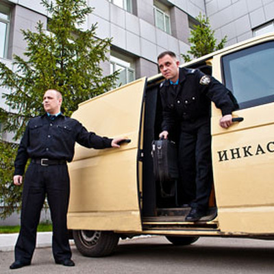 Нападение на инкассаторов в Красноярске попало на видео Нападение на инкассаторов в Красноярске попало на видео