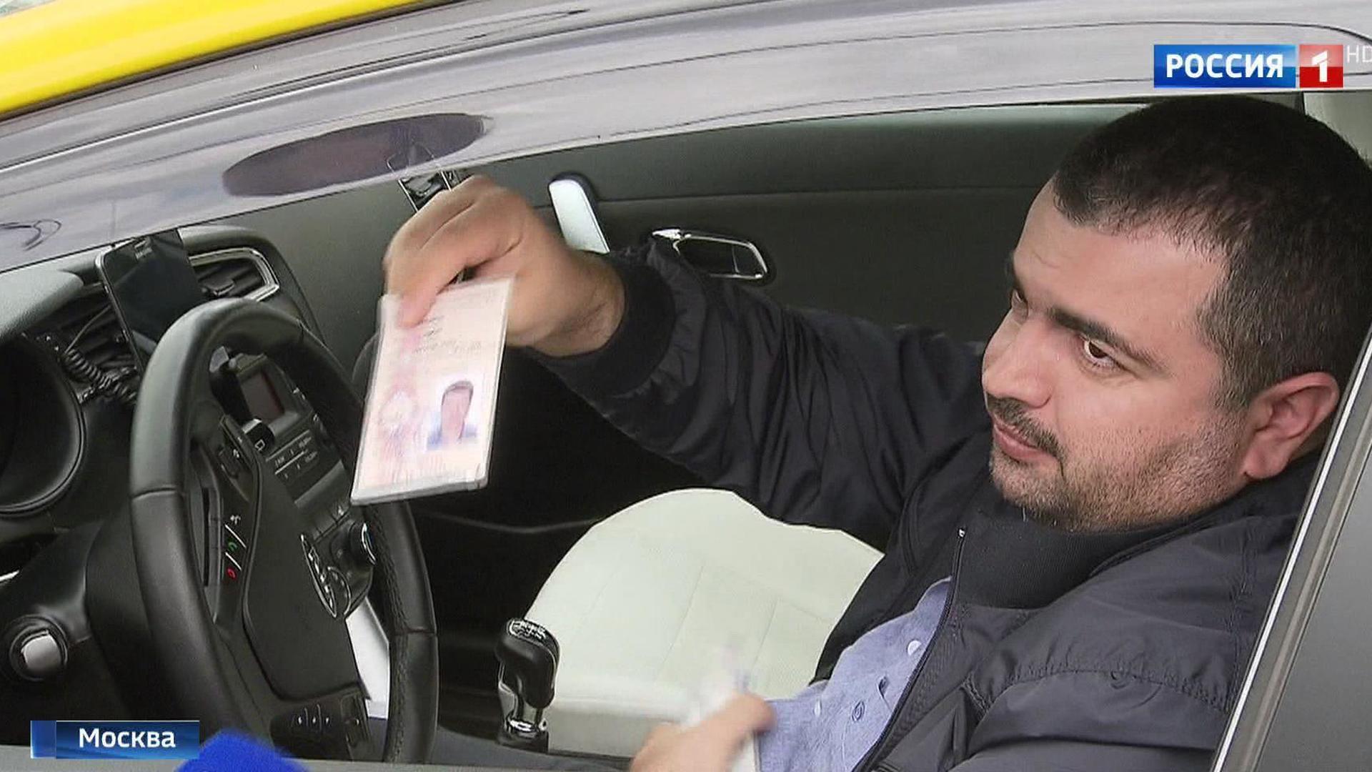 Таксисты работают в москве. Водитель иностранец. Водитель СНГ. Водитель в Турции.