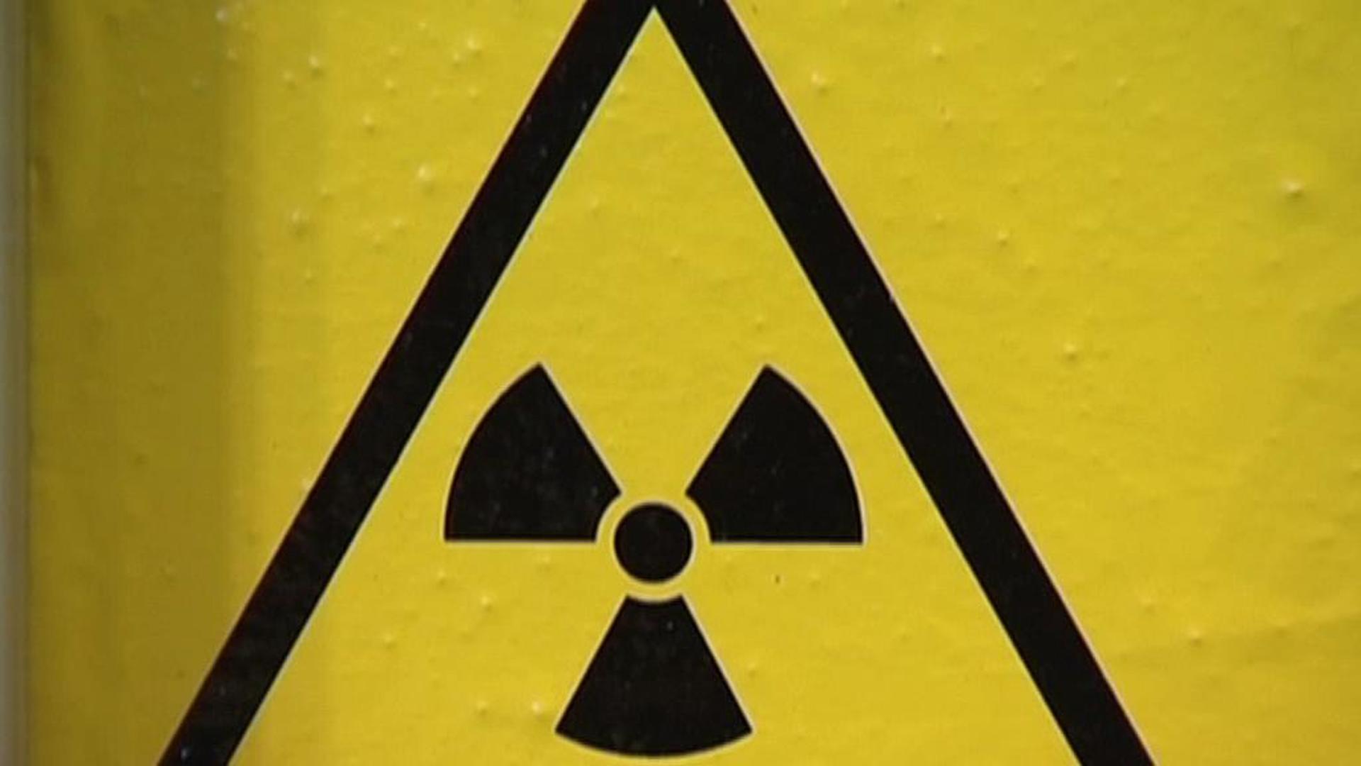 Знак радиоактивности на двери