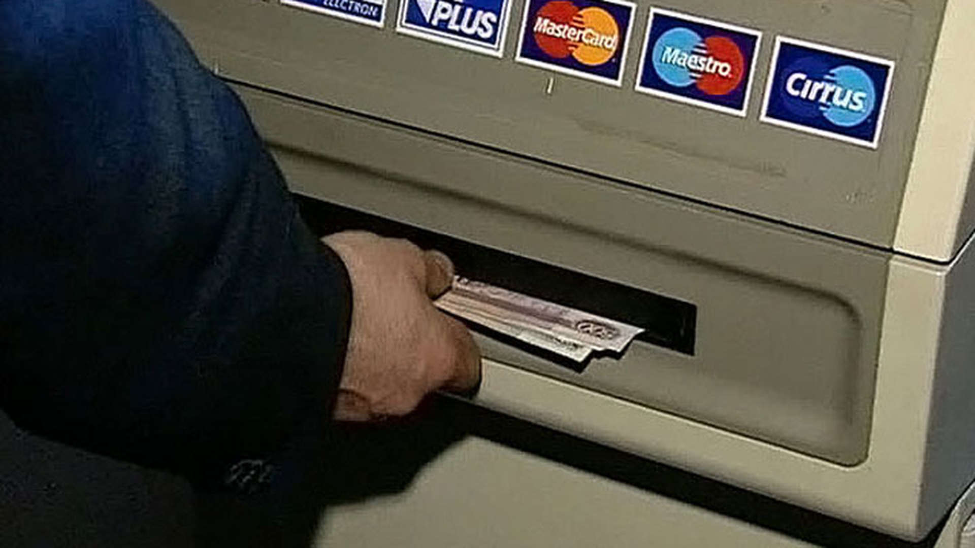 Банкоматы принимают 5 рублей. Деньги в банкомате. Ограбили Банкомат. Какой стороной вставлять купюру в Банкомат. Фото рублевых купюр после вскрытия банкомата.
