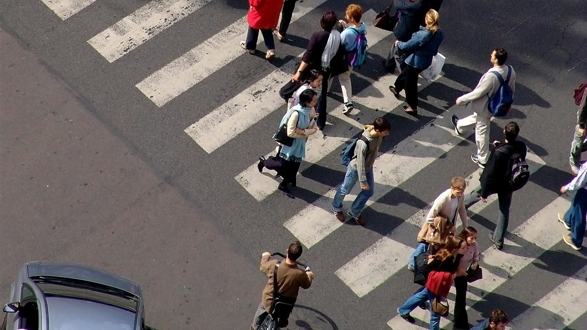 Не уступил пешеходу на пешеходном. Люди на пешеходном переходе. Пешеходный переход. Человек переходит дорогу. Пешеход на дороге.