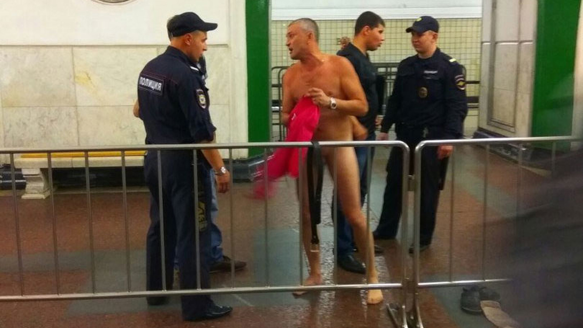 голые парни в метро фото 34