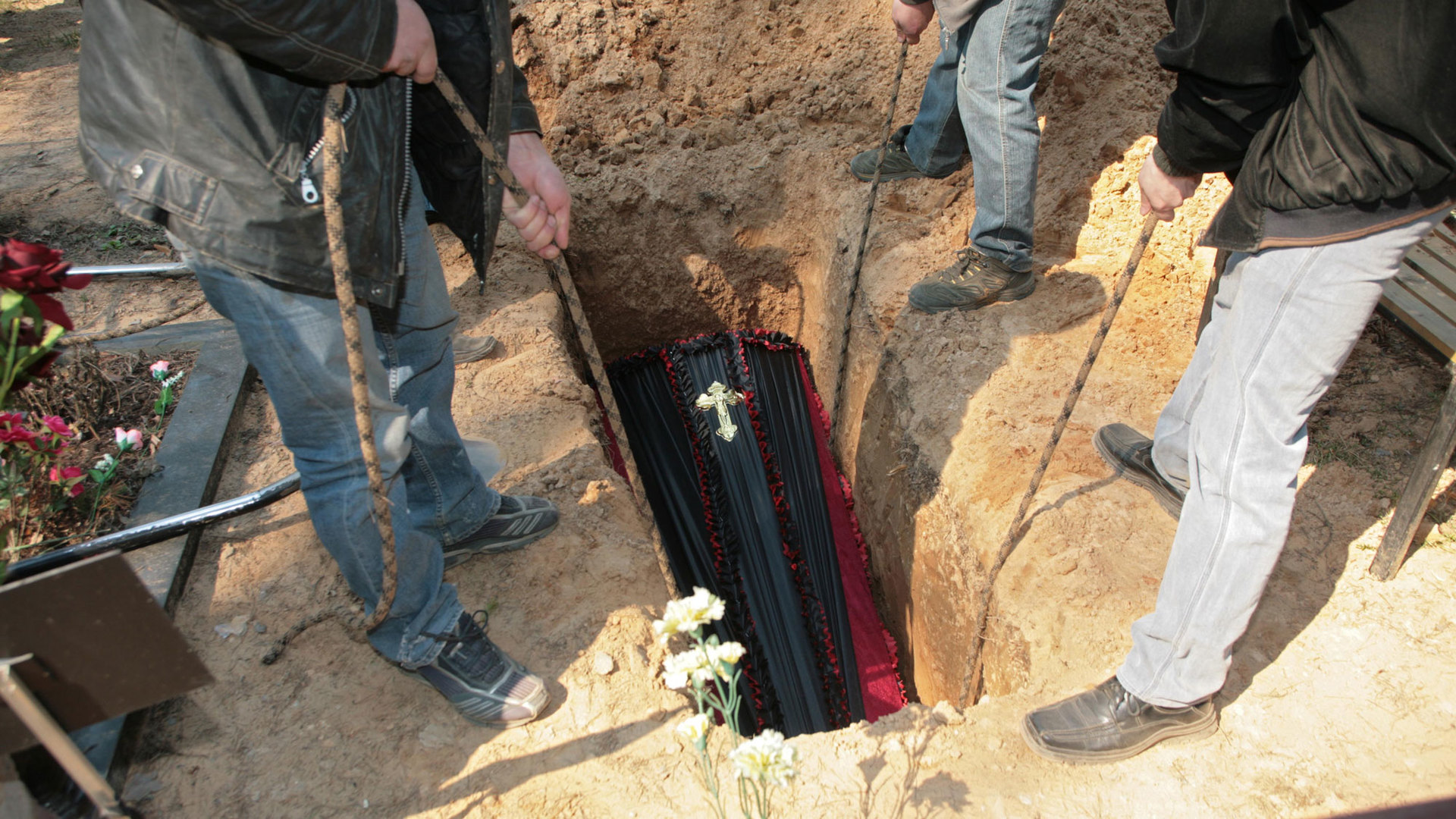 Погребение гроба могилу