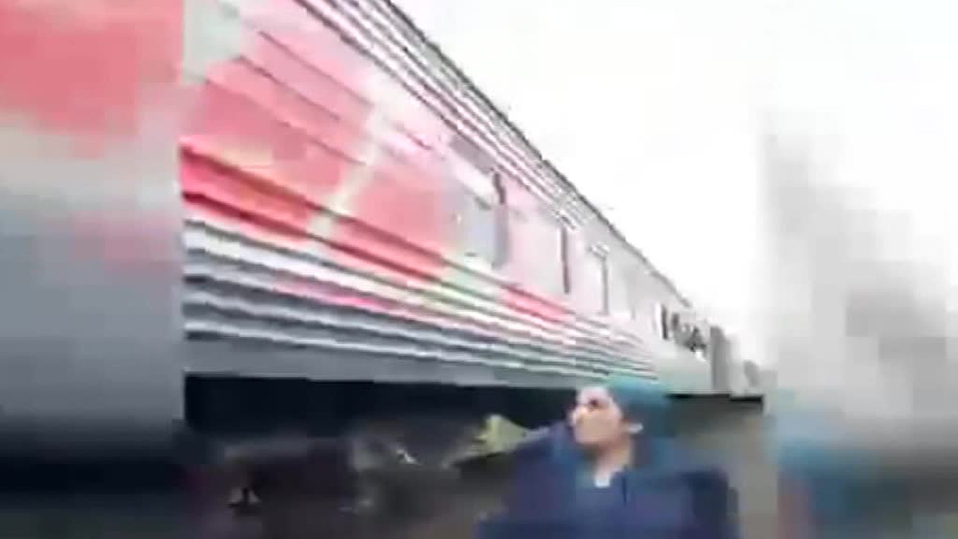 Разрыв поезда. Столкновение поезда Адлер Нижневартовск. Поезд Нижневартовск пострадал.