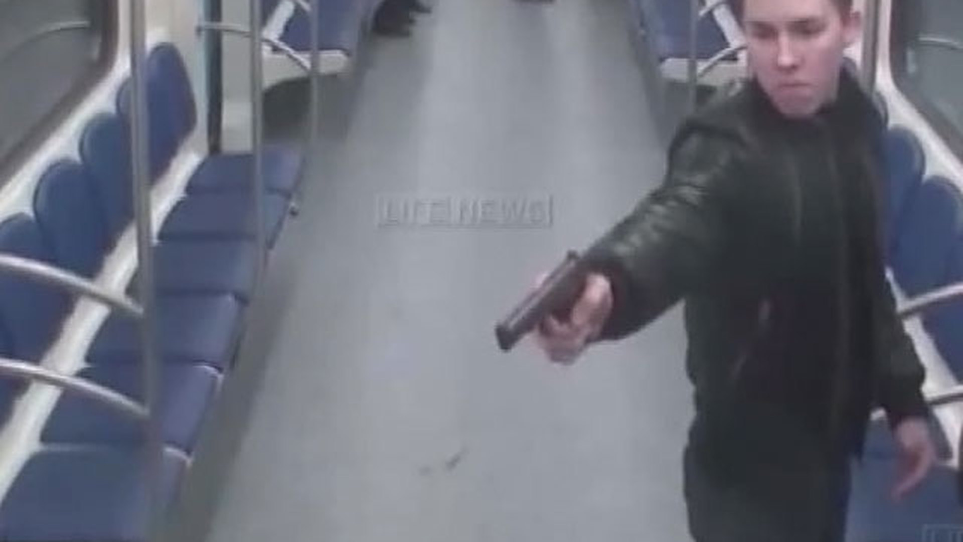 Можно ли в метро с ножом. Стрелок в метро Паршин. Парень с пистолетом в метро.