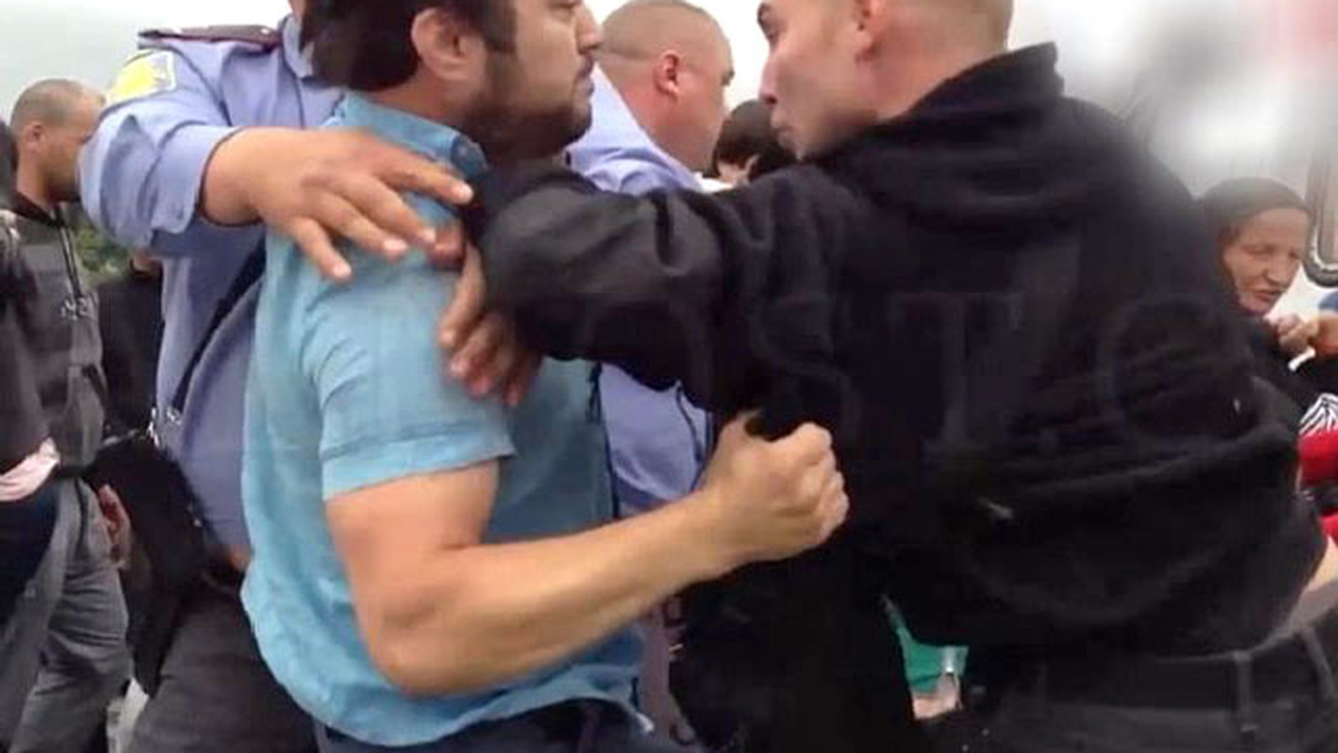 Рынки нападениях. Дагестанцы избивают полицейского. Напавшие на полицейских на Матвеевском рынке.