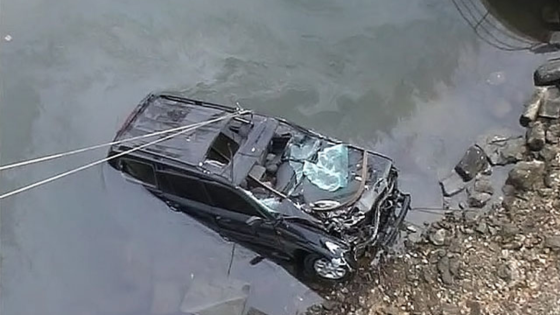 Машины падают в воду. Машина упала в воду. Машина упала в речку. Автомобиль попал в воду.