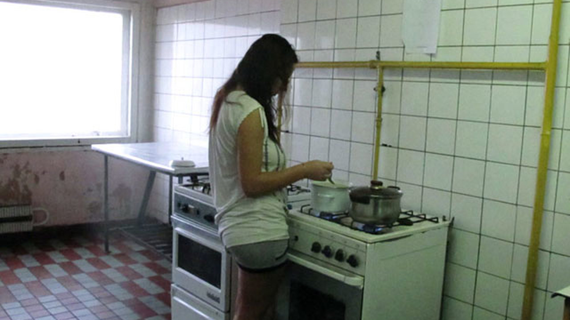 Девушки на кухне в общежитии
