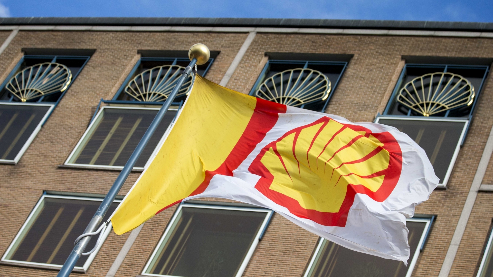 Shell запуск. Ройял датч-Шелл. Dutch Shell Корпорация. Royal Dutch Shell штаб квартира. Royal Dutch Shell главный офис.