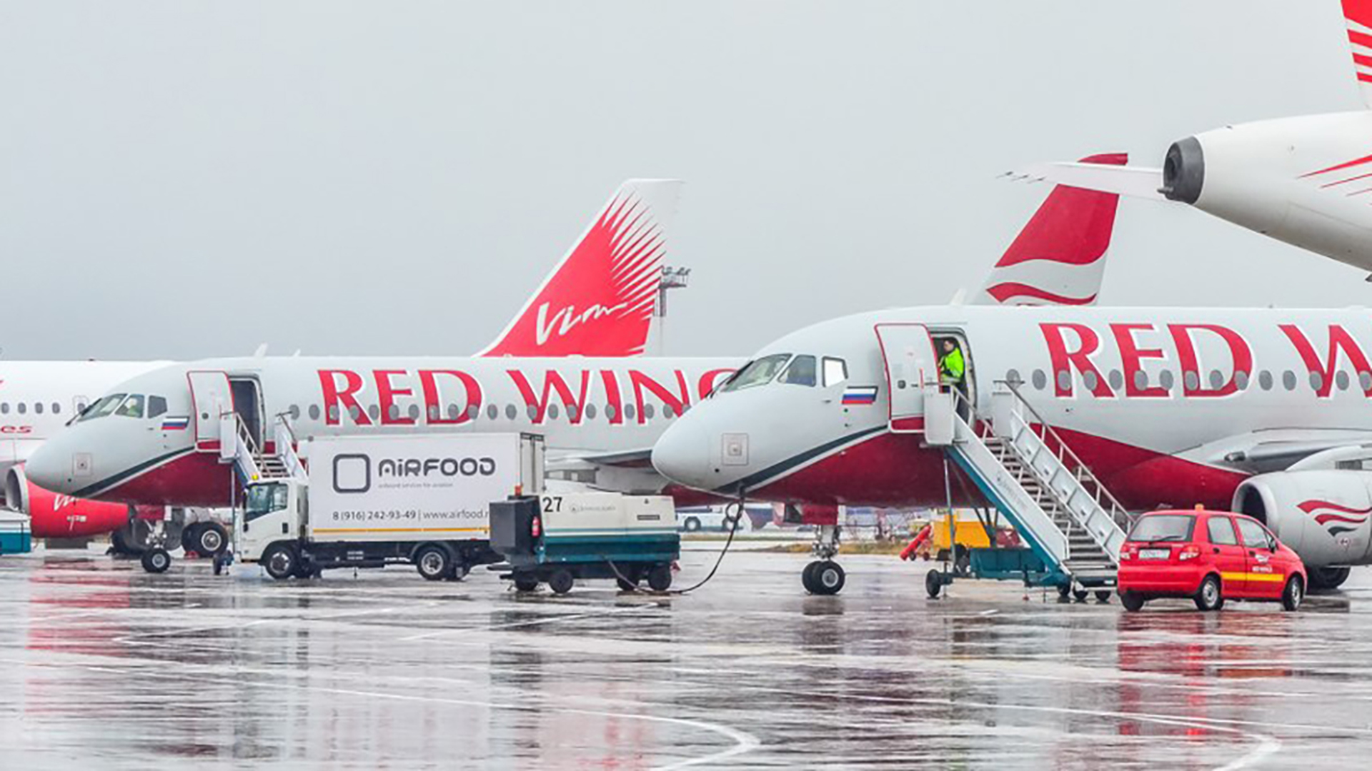 Red sea авиакомпания отзывы. Ред Вингс самолеты авиакомпании. Самолёт сухой Суперджет редвинкс. SSJ 100 Red Wings. Red Wings самолет SSJ.
